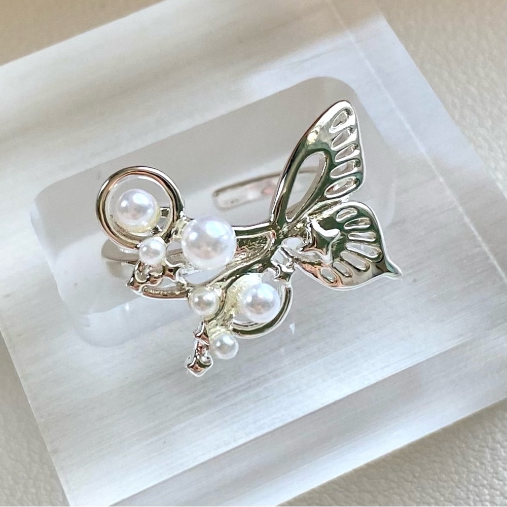 Elegant Pearl Butterfly ring - Silver Tone